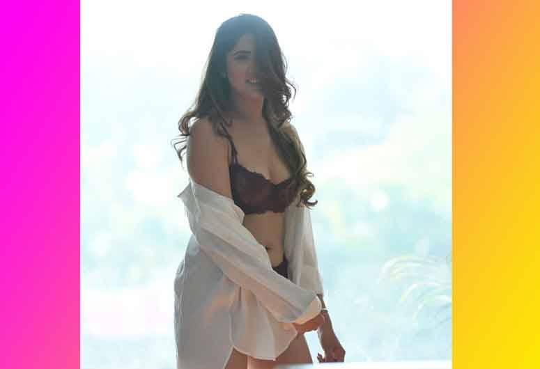 Renu Kaushal makes netizens go drool with her sizzling bikini look